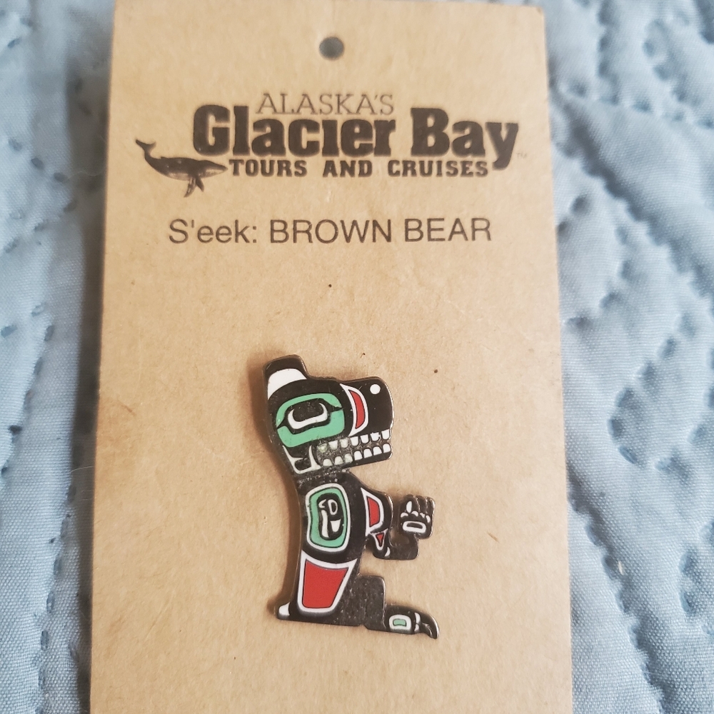 Alaska's Glacier Bay Brown Bear Pin
